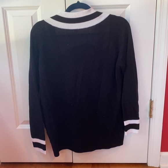 Black & white sweater with deep V - Picture 2 of 2